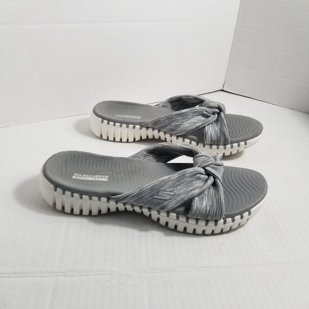 SKECHERS GOGA MAT GRAY AND WHITE SANDALS SIZE 7
